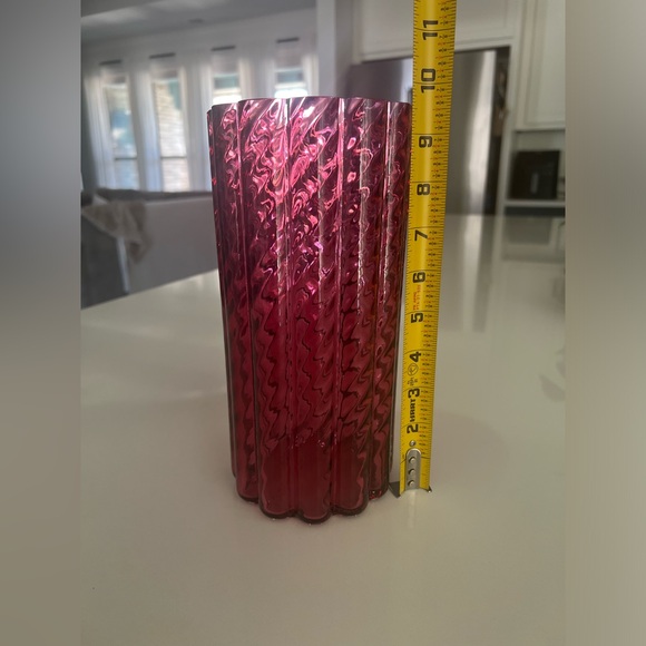 Pilgrim Cranberry Iconic Vase / Crystal Optic Rib Swirl 9.75” Vintage Scalloped - Picture 8 of 14